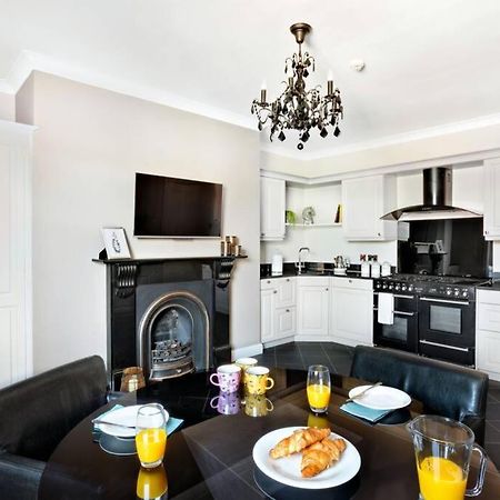 Central Harrogate Townhouse Apartment With Parking Esterno foto
