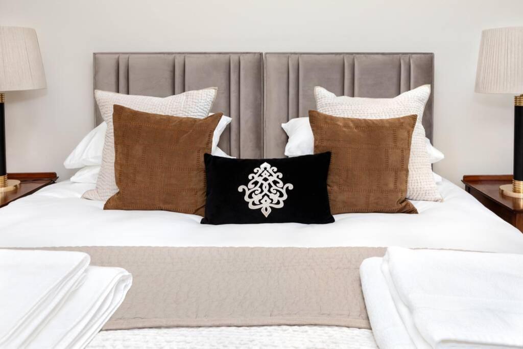 Central Harrogate Townhouse Apartment With Parking Esterno foto