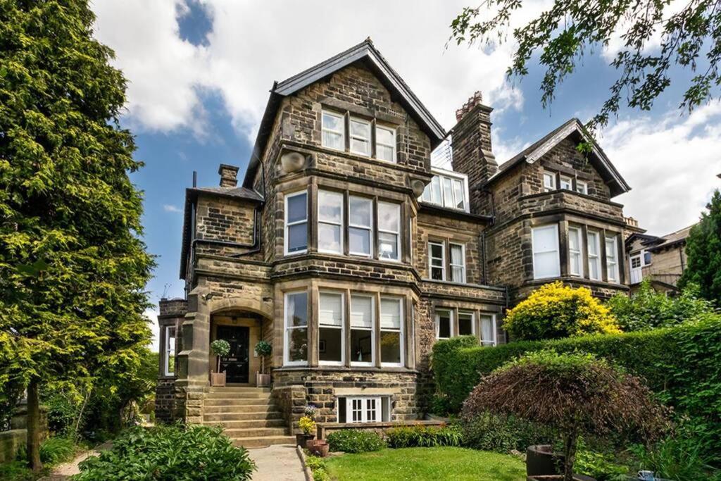 Central Harrogate Townhouse Apartment With Parking Esterno foto