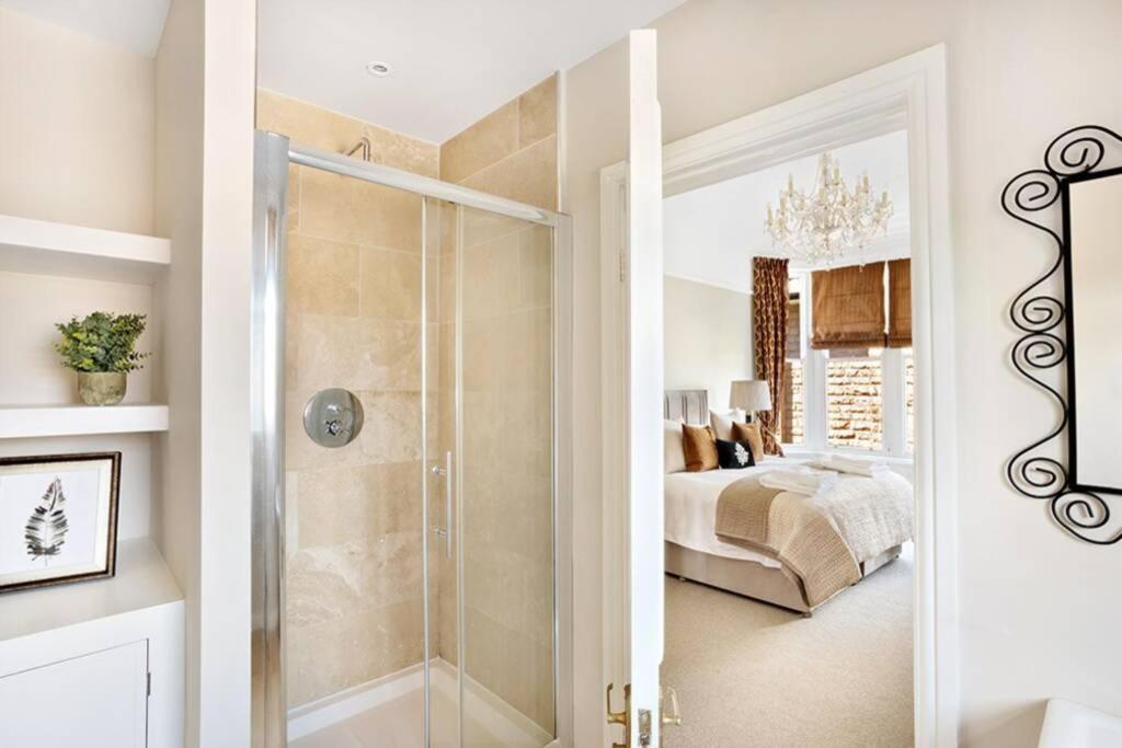 Central Harrogate Townhouse Apartment With Parking Esterno foto