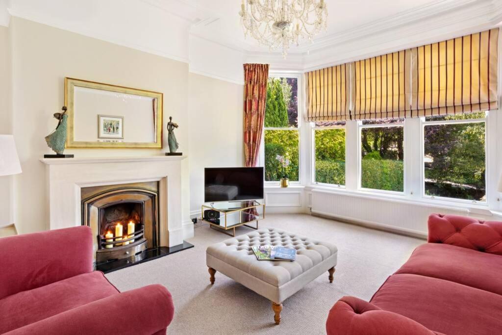 Central Harrogate Townhouse Apartment With Parking Esterno foto