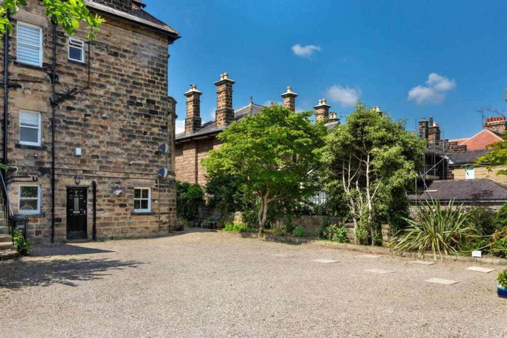 Central Harrogate Townhouse Apartment With Parking Esterno foto