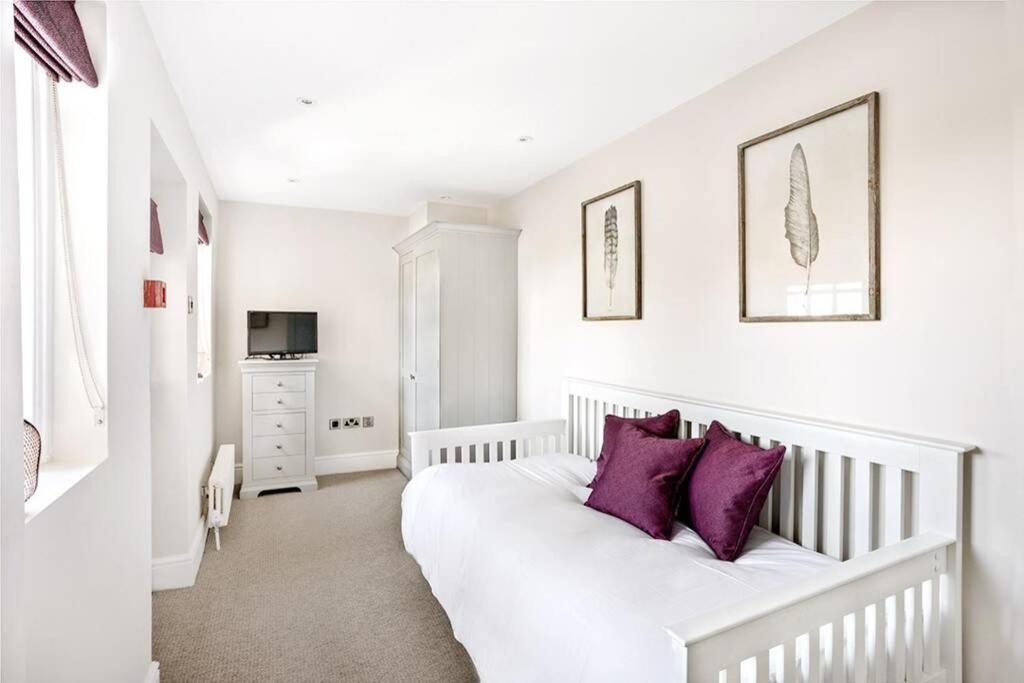 Central Harrogate Townhouse Apartment With Parking Esterno foto
